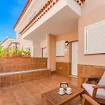 Spacious Ocean View Family Townhouse アパート