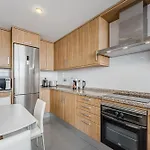 Spacious Ocean View Family Townhouse アパート