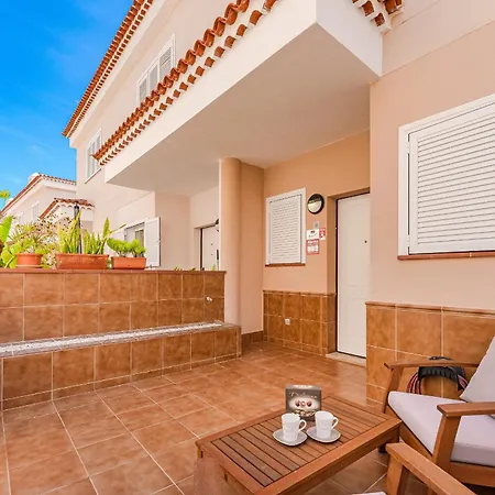 Spacious Ocean View Family Townhouse 아파트