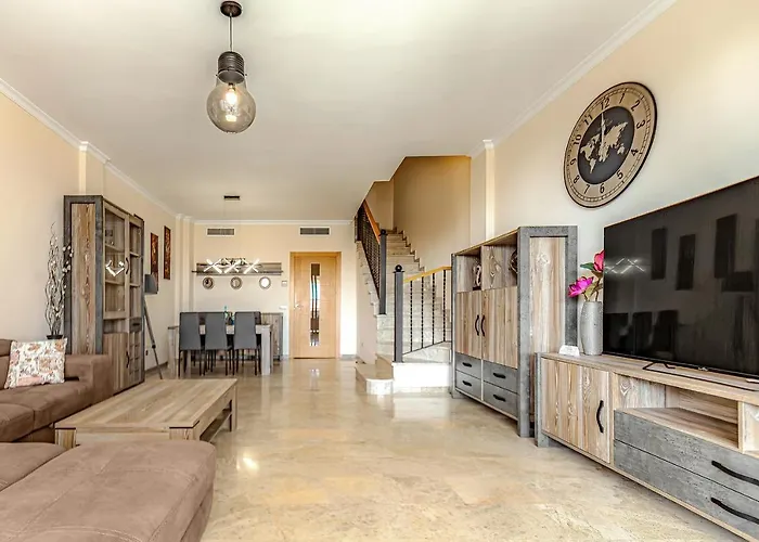 Spacious Ocean View Family Townhouse Apartment *