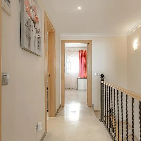 Spacious Ocean View Family Townhouse Apartment