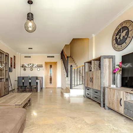 Spacious Ocean View Family Townhouse Apartment *