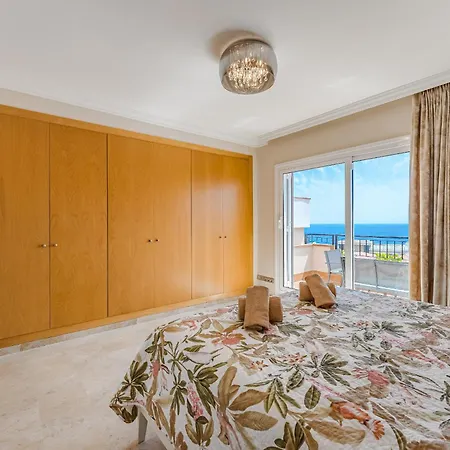 Spacious Ocean View Family Townhouse Apartment *